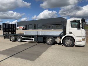 Scania med knæklad
